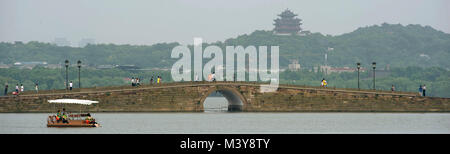 La Chine, la province du Zhejiang, Hangzhou, inscrite au Patrimoine Mondial de l'UNESCO, les quais le long du lac de l'Ouest (Xihu) Banque D'Images