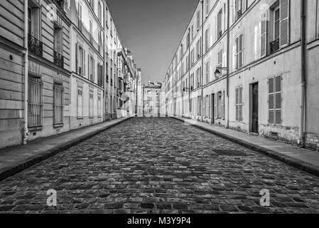 Rue pavée pittoresque dans Paris, France Banque D'Images