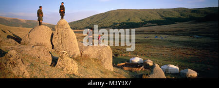La Mongolie, province Arkhangai, camp nomade et yourtes Banque D'Images