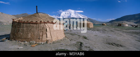 Chine, province du Xinjiang Karakul, lac et le mont Mustag atah entre Tashkorgan et Kashgar, les yourtes Banque D'Images