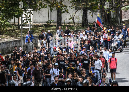 Caracas, Venezuela, Miranda. 12 Février, 2018. Des centaines de personnes vu marcher vers le cimetière.service du souvenir s'est tenue à Caracas en l'honneur de ceux qui ont été tués pendant les manifestations au Venezuela. Groupe de personnes ont marché vers le cimetière de l'est avec des parents des victimes qui sont mortes manifestent depuis 2014. Credit : ROMÀ¡N Camacho/SOPA/ZUMA/Alamy Fil Live News Banque D'Images