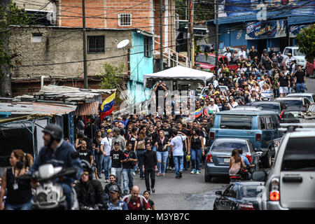 Caracas, Venezuela, Miranda. 12 Février, 2018. Des centaines de personnes vu marcher vers le cimetière.service du souvenir s'est tenue à Caracas en l'honneur de ceux qui ont été tués pendant les manifestations au Venezuela. Groupe de personnes ont marché vers le cimetière de l'est avec des parents des victimes qui sont mortes manifestent depuis 2014. Credit : ROMÀ¡N Camacho/SOPA/ZUMA/Alamy Fil Live News Banque D'Images