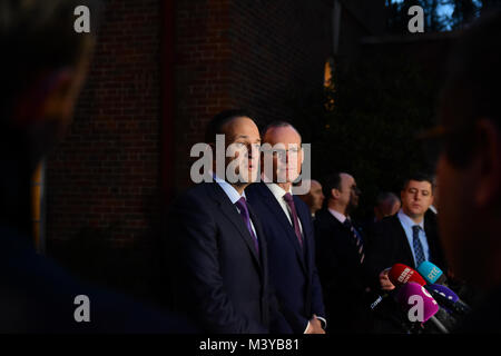 Belfast, Royaume-Uni. 12 Février, 2018. Leo Varadkar Taoiseach Irelands Tánaiste et Simon Coveney médias adresse à Stormont House à Belfast lors d'intenses pourparlers avec l'Irlande du Nord. Credit : Mark Winter/Alamy Live News Banque D'Images