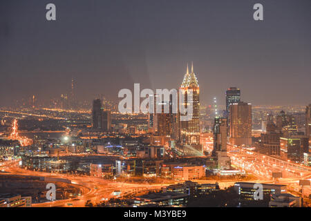 Dubaï, Émirats arabes unis. Feb 11, 2018. Dubaï, Émirats arabes unis - 11 février, 2018. Une vue sur Dubaï de nuit. Credit : ASWphoto/Alamy Live News Banque D'Images