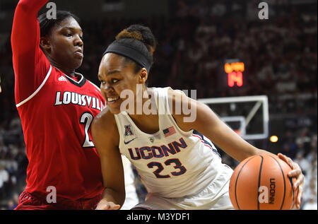 Magasins, Connecticut, USA. 12 Février, 2018. L'Azura Stevens (23) de l'Uconn Huskies durs pour le panier au cours d'un match contre Louisville Cardinals à Gampel Pavilion dans les magasins, dans le Connecticut. Gregory Vasil/Cal Sport Media/Alamy Live News Banque D'Images