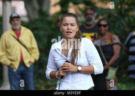 Sydney, Australie. Feb 13, 2018. Sur la photo : Une jeune femme le président parle de son propre triste expérience à été retiré de sa famille. Sur le dixième anniversaire des excuses officielles par l'ancien Premier ministre australien Kevin Rudd à ce qu'on appelle désormais les 'vol génération" - personnes d'origine autochtone qui ont été retirés de la famille que les enfants, les grands-mères du groupe contre l'absorption Sydney a organisé une marche de Hyde Park à la fontaine , le Parlement. Credit : Crédit : Richard Milnes/Alamy Live News Banque D'Images