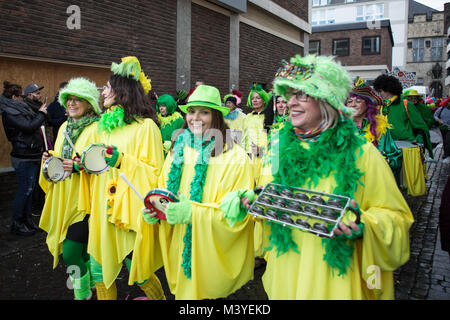 Cologne, Allemagne. Feb 11, 2018. Un groupe de femmes vu portant un costume vert et jaune durant le carnaval.Le carnaval de Cologne connu comme ''KÃ¶lner Karneval'' en allemand, est un carnaval qui a lieu chaque année à Cologne, normalement commencer le 8 février jusqu'au 13 février de chaque année sur 5 jours, les gens y compris les locaux et étrangers ainsi participer et offrir un énorme carnaval multiculturel par s'habiller en costumes lumineux et défilent dans la rue. Credit : Rahman Hassani/SOPA/ZUMA/Alamy Fil Live News Banque D'Images