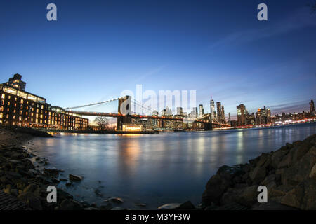 Voir l'île de Manhattan de Brooklyn à New York City dans la soirée de ce lundi, 12. (PHOTO : WILLIAM VOLCOV/BRÉSIL PHOTO PRESSE) Banque D'Images