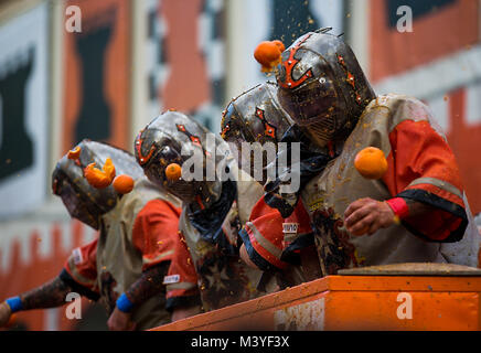 Ivrea, Italie. 12 Février, 2018. Les membres d'une équipe lutte avec les oranges pendant chaque année un carnaval historique 'Bataille des Oranges' dans ville du nord de l'Italie d'Ivrea (Italie), le 12 février 2018. Credit : Jin Yu/Xinhua/Alamy Live News Banque D'Images