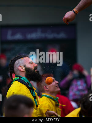 Ivrea, Italie. 12 Février, 2018. Un membre d'une équipe est touchée par les oranges pendant chaque année un carnaval historique 'Bataille des Oranges' dans ville du nord de l'Italie d'Ivrea (Italie), le 12 février 2018. Credit : Jin Yu/Xinhua/Alamy Live News Banque D'Images