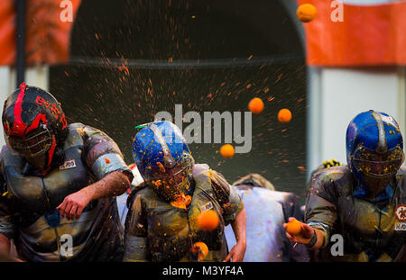 Ivrea, Italie. 12 Février, 2018. Les membres d'une équipe lutte avec les oranges pendant chaque année un carnaval historique 'Bataille des Oranges' dans ville du nord de l'Italie d'Ivrea (Italie), le 12 février 2018. Credit : Jin Yu/Xinhua/Alamy Live News Banque D'Images