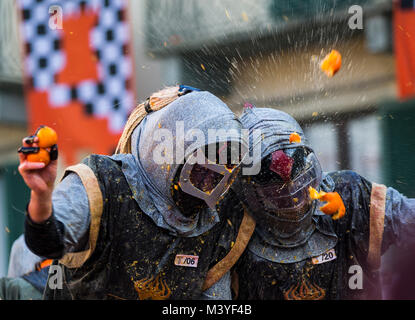 Ivrea, Italie. 12 Février, 2018. Les membres d'une équipe lutte avec les oranges pendant chaque année un carnaval historique 'Bataille des Oranges' dans ville du nord de l'Italie d'Ivrea (Italie), le 12 février 2018. Credit : Jin Yu/Xinhua/Alamy Live News Banque D'Images