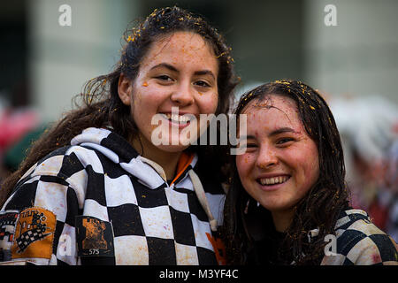 Ivrea, Italie. 12 Février, 2018. Deux membres d'une équipe sont vus avec morceaux d'orange sur leurs visages et cheveux pendant un carnaval historique annuel 'Bataille des Oranges' dans ville du nord de l'Italie d'Ivrea (Italie), le 12 février 2018. Credit : Jin Yu/Xinhua/Alamy Live News Banque D'Images