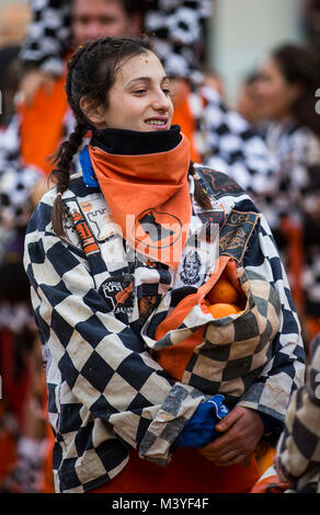 Ivrea, Italie. 12 Février, 2018. Membre d'une équipe tient un sac d'oranges pendant chaque année un carnaval historique 'Bataille des Oranges' dans ville du nord de l'Italie d'Ivrea (Italie), le 12 février 2018. Credit : Jin Yu/Xinhua/Alamy Live News Banque D'Images