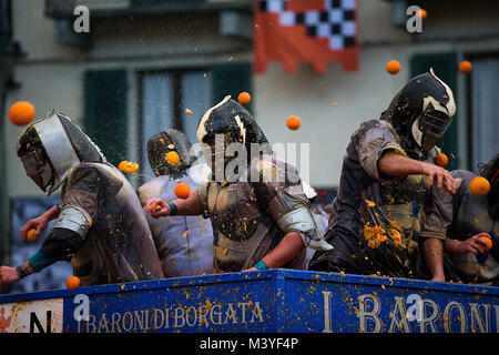 Ivrea, Italie. 12 Février, 2018. Les membres d'une équipe lutte avec les oranges pendant chaque année un carnaval historique 'Bataille des Oranges' dans ville du nord de l'Italie d'Ivrea (Italie), le 12 février 2018. Credit : Jin Yu/Xinhua/Alamy Live News Banque D'Images