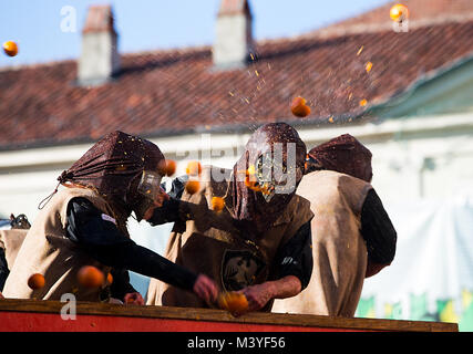 Ivrea, Italie. 12 Février, 2018. Les membres d'une équipe lutte avec les oranges pendant chaque année un carnaval historique 'Bataille des Oranges' dans ville du nord de l'Italie d'Ivrea (Italie), le 12 février 2018. Credit : Jin Yu/Xinhua/Alamy Live News Banque D'Images