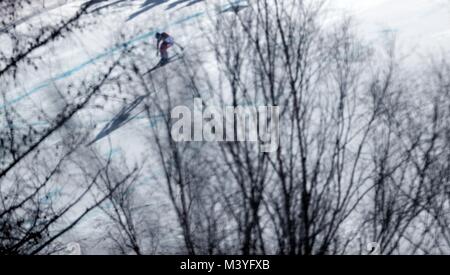 Pyeongchang, Corée du Sud. Feb 13, 2018. Un skieur en compétition lors de la Men's combiné de ski alpin à Jeongseon centre alpin à PyeongChang, Corée du Sud, le 13 février 2018. Credit : Bai Xuefei/Xinhua/Alamy Live News Banque D'Images