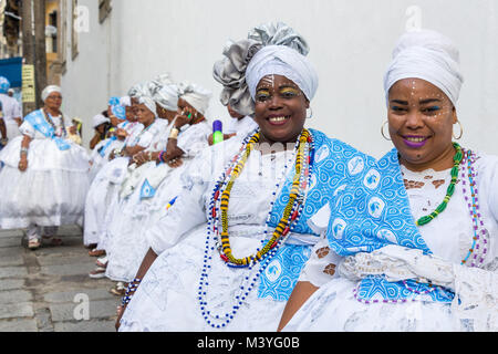 Salvador de Bahia, Brésil. 12 Février, 2018. Portrait de deux dancer's parade. Les gens célèbrent avec le Carnaval des fêtards dans la rue de l'UNESCO-Pelouinho reconnu circonscription et l'architecture coloniale colorée.. Credit : Ruben Ramos/Alamy Live News. Banque D'Images