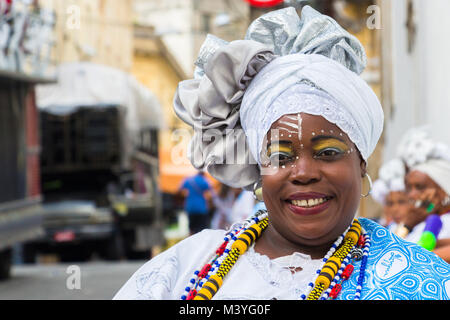 Salvador de Bahia, Brésil. 12 Février, 2018. Portrait d'une femme danseuse à la parade de costumes candomblé. Les gens célèbrent avec le Carnaval des fêtards dans la rue de l'UNESCO-Pelouinho reconnu circonscription et l'architecture coloniale colorée.. Credit : Ruben Ramos/Alamy Live News. Banque D'Images