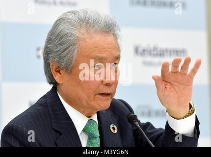 Février 13, 2018, Tokyo, Japon - Président Jean-Pierre de l'Sakakibara Fédération prend la parole lors d'une conférence de presse à Tokyo, le mardi 13 février 2018. Président Hiroaki Nakanishi d'Hitachi prendra la tête de l'organisation économique à partir de juin. Dans l'arrière-plan est actuel président Jean-louis Sakakibara. (Photo de Natsuki Sakai/AFLO) AYF -mis- Banque D'Images