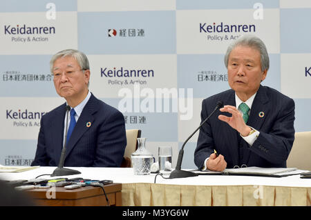 Février 13, 2018, Tokyo, Japon - Président Jean-Pierre Sakakibara, droite, de Keidanren annonce le changement de commandement à la Fédération au cours d'une conférence de presse à Tokyo, le mardi 13 février 2018. Président Hiroaki Nakanishi, gauche, d'Hitachi prendra la tête de l'organisation économique à partir de juin. Dans l'arrière-plan est actuel président Jean-louis Sakakibara. (Photo de Natsuki Sakai/AFLO) AYF -mis- Banque D'Images