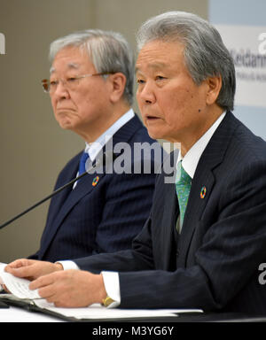 Février 13, 2018, Tokyo, Japon - Président Jean-Pierre Sakakibara, droite, de Keidanren annonce le changement de commandement à la Fédération au cours d'une conférence de presse à Tokyo, le mardi 13 février 2018. Président Hiroaki Nakanishi, gauche, d'Hitachi prendra la tête de l'organisation économique à partir de juin. Dans l'arrière-plan est actuel président Jean-louis Sakakibara. (Photo de Natsuki Sakai/AFLO) AYF -mis- Banque D'Images