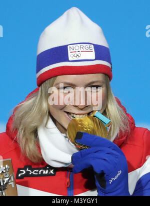 Pyeongchang, Corée du Sud. Feb 13, 2018. Maren champion de Norvège Lundby célèbre au cours de la cérémonie de remise des médailles d'épreuve individuelle au tremplin normal de saut à ski aux Jeux Olympiques d'hiver de PyeongChang 2018 à l'Esplanade de Remise des médailles à PyeongChang, Corée du Sud, le 13 février 2018. Credit : Bai Xuefei/Xinhua/Alamy Live News Banque D'Images