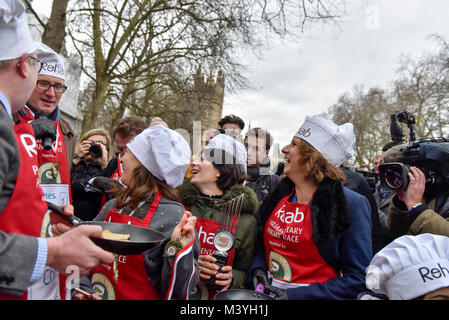 Londres, Royaume-Uni. Feb 13, 2018. Les membres de l'équipe Media, célébrer la victoire parlementaire annuel Mardi Gras Rehab Pancake Race, appuyé par Lyle's Golden Syrup, tenue à Victoria Tower Gardens, Westminster. Crédit : Stephen Chung/Alamy Live News Banque D'Images