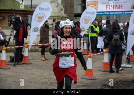 Londres, Royaume-Uni. Feb 13, 2018. MP's, seigneurs et les membres de la presse s'affrontent à Victoria Tower Gardens à la course aux crêpes pour lever des fonds pour l'organisme de bienfaisance Rehab qui aide les personnes ayant une déficience mentale ou physique et les personnes vulnérables pour reconstruire une vie autonome. Credit : Keith Larby/Alamy Live News Banque D'Images