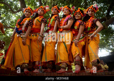 Dhaka, Bangladesh. Feb 13, 2018. Les jeunes femmes du Bangladesh de poser pour des photos tout en célébrant le Pahela Falgun festival à Dhaka, Bangladesh, le 13 février 2018. Les gens du Bangladesh a célébré mardi Pohela Falgun, qui annonce l'arrivée du printemps. Credit : Salim Reza/Xinhua/Alamy Live News Banque D'Images