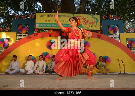 Dhaka, Bangladesh. Feb 13, 2018. Une jeune femme bangladaise effectue la danse pour célébrer le Pahela Falgun festival à Dhaka, Bangladesh, le 13 février 2018. Les gens du Bangladesh a célébré mardi Pohela Falgun, qui annonce l'arrivée du printemps. Credit : Salim Reza/Xinhua/Alamy Live News Banque D'Images