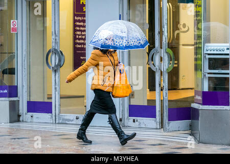 Blackpool, Lancashire. Feb 13, 2018. Météo France : froid, humide et venteux de commencer la journée sur la promenade de front de mer. Normalement, un refuge pour la moitié des visiteurs à long terme cette ans pause à mi-parcours est sans l'Showzam événement qui permet de wow la foule dans les années précédentes. Des pluies torrentielles font qu'il est difficile pour les touristes et visiteurs qui se débattent avec les fortes rafales, et les rafales de vent. La prévision est de poursuivre et de fortes pluies persistantes souvent lentement vers l'est avec des vents forts. /AlamyLiveNews MediaWorldImages : crédit. Banque D'Images