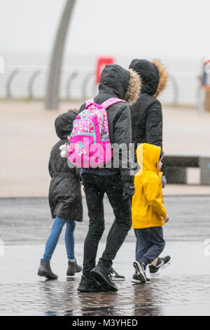 Blackpool, Lancashire. Feb 13, 2018. Météo France : froid, humide et venteux de commencer la journée sur la promenade de front de mer. Normalement, un refuge pour la moitié des visiteurs à long terme cette ans pause à mi-parcours est sans l'Showzam événement qui permet de wow la foule dans les années précédentes. Des pluies torrentielles font qu'il est difficile pour les touristes et visiteurs qui se débattent avec les fortes rafales, et les rafales de vent. La prévision est de poursuivre et de fortes pluies persistantes souvent lentement vers l'est avec des vents forts. /AlamyLiveNews MediaWorldImages : crédit. Banque D'Images