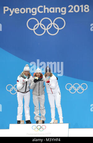 Pyeongchang, Corée du Sud. Feb 13, 2018. Laura Champion Dahlmeier (C) de l'Allemagne, deuxième placé Anastasiya Kuzmina (L) à partir de la Slovaquie et de troisième placé Jean Bescond de France posent pour des photos au cours de la cérémonie de remise des médailles des 10km poursuite biathlon de l'événement à l'occasion des Jeux Olympiques d'hiver de PyeongChang 2018 à l'Esplanade de Remise des médailles à PyeongChang, Corée du Sud, le 13 février 2018. Credit : Bai Xuefei/Xinhua/Alamy Live News Banque D'Images