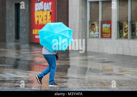 Blackpool, Lancashire. Feb 13, 2018. Météo France : froid, humide et venteux de commencer la journée sur la promenade de front de mer. Normalement, un refuge pour la moitié des visiteurs à long terme cette ans pause à mi-parcours est sans l'Showzam événement qui permet de wow la foule dans les années précédentes. Des pluies torrentielles font qu'il est difficile pour les touristes et visiteurs qui se débattent avec les fortes rafales, et les rafales de vent. La prévision est de poursuivre et de fortes pluies persistantes souvent lentement vers l'est avec des vents forts. /AlamyLiveNews MediaWorldImages : crédit. Banque D'Images