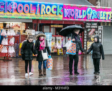 Blackpool, Lancashire. Feb 13, 2018. Météo France : froid, humide et venteux de commencer la journée sur la promenade du front de mer de Golden Mile. Normalement, un refuge pour la moitié des visiteurs à long terme cette ans pause à mi-parcours est sans l'Showzam événement qui permet de wow la foule dans les années précédentes. Des pluies torrentielles font qu'il est difficile pour les touristes et visiteurs qui se débattent avec les fortes rafales, et les rafales de vent. La prévision est de poursuivre et de fortes pluies persistantes souvent lentement vers l'est avec des vents forts. /AlamyLiveNews MediaWorldImages : crédit. Banque D'Images