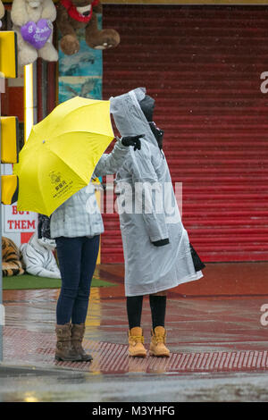 Blackpool, Lancashire. Feb 13, 2018. Météo France : froid, humide et venteux de commencer la journée sur la promenade de front de mer. Normalement, un refuge pour la moitié des visiteurs à long terme cette ans pause à mi-parcours est sans l'Showzam événement qui permet de wow la foule dans les années précédentes. Des pluies torrentielles font qu'il est difficile pour les touristes et visiteurs qui se débattent avec les fortes rafales, et les rafales de vent. La prévision est de poursuivre et de fortes pluies persistantes souvent lentement vers l'est avec des vents forts. /AlamyLiveNews MediaWorldImages : crédit. Banque D'Images