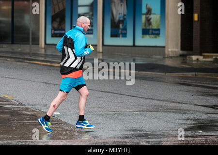 Blackpool, Lancashire. Feb 13, 2018. Météo France : froid, humide et venteux de commencer la journée sur la promenade de front de mer. Normalement, un refuge pour la moitié des visiteurs à long terme cette ans pause à mi-parcours est sans l'Showzam événement qui permet de wow la foule dans les années précédentes. Des pluies torrentielles font qu'il est difficile pour les touristes et visiteurs qui se débattent avec les fortes rafales, et les rafales de vent. La prévision est de poursuivre et de fortes pluies persistantes souvent lentement vers l'est avec des vents forts. /AlamyLiveNews MediaWorldImages : crédit. Banque D'Images