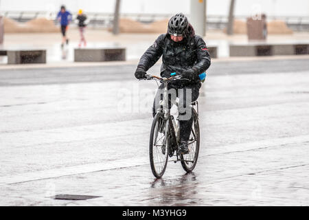 Blackpool, Lancashire. Feb 13, 2018. Météo France : froid, humide et venteux de commencer la journée sur la promenade du front de mer de Golden Mile. Normalement, un refuge pour la moitié des visiteurs à long terme cette ans pause à mi-parcours est sans l'Showzam événement qui permet de wow la foule dans les années précédentes. Des pluies torrentielles font qu'il est difficile pour les touristes et visiteurs qui se débattent avec les fortes rafales, et les rafales de vent. La prévision est de poursuivre et de fortes pluies persistantes souvent lentement vers l'est avec des vents forts. /AlamyLiveNews MediaWorldImages : crédit. Banque D'Images