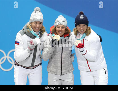 Pyeongchang, Corée du Sud. Feb 13, 2018. Laura Champion Dahlmeier (C) de l'Allemagne, deuxième placé Anastasiya Kuzmina (L) à partir de la Slovaquie et de troisième placé Jean Bescond de France posent pour des photos au cours de la cérémonie de remise des médailles des 10km poursuite biathlon de l'événement à l'occasion des Jeux Olympiques d'hiver de PyeongChang 2018 à l'Esplanade de Remise des médailles à PyeongChang, Corée du Sud, le 13 février 2018. Credit : Bai Xuefei/Xinhua/Alamy Live News Banque D'Images