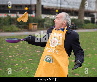 Victoria Tower Gardens, London, UK. 13 Février, 2018. L'équipe de support de l'équipe parlementaire la course à la 21e course annuelle de Rehab crêpe parlementaire sur Mardi Gras. Photo : Alastair Stewart OBE ITV News présentateur officiel et Starter. Credit : Malcolm Park/Alamy Live News. Banque D'Images