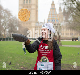 Victoria Tower Gardens, London, UK. 13 Février, 2018. L'équipe de support de l'équipe parlementaire la course à la 21e course annuelle de Rehab crêpe parlementaire sur Mardi Gras. Credit : Malcolm Park/Alamy Live News. Banque D'Images