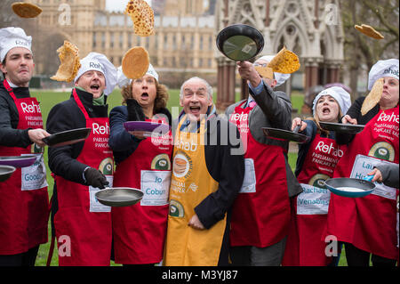 Victoria Tower Gardens, London, UK. 13 Février, 2018. L'équipe de support de l'équipe parlementaire la course à la 21e course annuelle de Rehab crêpe parlementaire sur Mardi Gras. Formation de l'équipe de support avec Alastair Stewart OBE ITV News présentateur officiel et Starter. Credit : Malcolm Park/Alamy Live News. Banque D'Images