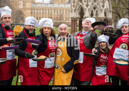 Victoria Tower Gardens, London, UK. 13 Février, 2018. L'équipe de support de l'équipe parlementaire la course à la 21e course annuelle de Rehab crêpe parlementaire sur Mardi Gras. Formation de l'équipe de support avec Alastair Stewart OBE ITV News présentateur officiel et Starter. Credit : Malcolm Park/Alamy Live News. Banque D'Images