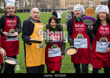 Victoria Tower Gardens, London, UK. 13 Février, 2018. L'équipe de support de l'équipe parlementaire la course à la 21e course annuelle de Rehab crêpe parlementaire sur Mardi Gras. Formation de l'équipe de support avec Alastair Stewart OBE ITV News présentateur officiel et Starter. Credit : Malcolm Park/Alamy Live News. Banque D'Images