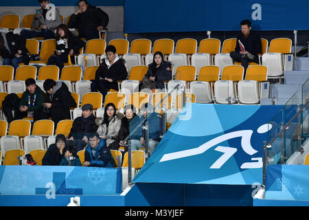 Gangneung, Corée du Sud. Feb 13, 2018. Les internautes regardent les Jeux Olympiques d'hiver' finale de curling mixte entre la Suisse et le Canada à Gangneung, Corée du Sud, 13 février 2018. Le Canada remporte l'or. Crédit : Peter Kneffel/dpa/Alamy Live News Banque D'Images