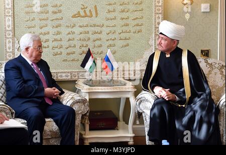 Moscou, Moscou, Fédération de Russie. Feb 13, 2018. Le président palestinien Mahmoud Abbas rencontre le président du Conseil des Muftis de Russie, Ravil Gainutdin à Moscou, Russie, le 13 février 2018 Credit : Thaer Ganaim Images/APA/ZUMA/Alamy Fil Live News Banque D'Images