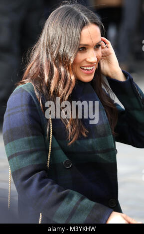 Edinburgh, Royaume-Uni. Feb 13, 2018. Mme Meghan Markle arrivent à l'Esplanade en face de l'Edinburgh Castle à Édimbourg, le 13 février 2018, sur leur visite conjointe de l'Écosse Crédit : Albert Nieboer/Pays-Bas/Point de vue - PAS DE SERVICE DE FIL - Crédit : Albert Nieboer/RoyalPress/dpa/Alamy Live News Banque D'Images