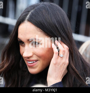 Edinburgh, Royaume-Uni. Feb 13, 2018. Mme Meghan Markle arrivent à l'Esplanade en face de l'Edinburgh Castle à Édimbourg, le 13 février 2018, sur leur visite conjointe de l'Écosse Crédit : Albert Nieboer/Pays-Bas/Point de vue - PAS DE SERVICE DE FIL - Crédit : Albert Nieboer/RoyalPress/dpa/Alamy Live News Banque D'Images