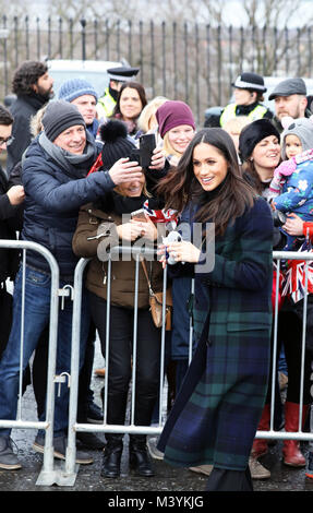 Edinburgh, Royaume-Uni. Feb 13, 2018. Mme Meghan Markle arrivent à l'Esplanade en face de l'Edinburgh Castle à Édimbourg, le 13 février 2018, sur leur visite conjointe de l'Écosse Crédit : Albert Nieboer/Pays-Bas/Point de vue - PAS DE SERVICE DE FIL - Crédit : Albert Nieboer/RoyalPress/dpa/Alamy Live News Banque D'Images